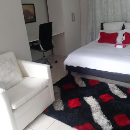 Ruros Guest House Kempton Park Eksteriør bilde